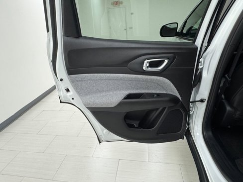 Used 2024 Jeep Compass Latitude image 11