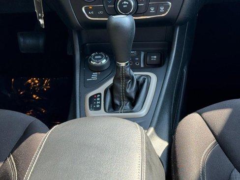 Used 2015 Jeep Cherokee Latitude w/ Safety Group image 14