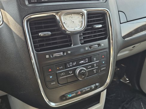 Used 2013 Chrysler Town & Country Touring image 10
