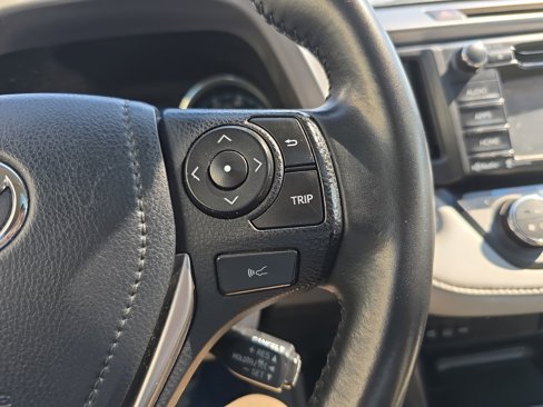 Used 2018 Toyota RAV4 LE image 21