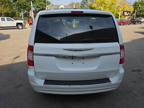 Used 2016 Chrysler Town & Country Touring w/ Driver Convenience Group image 8