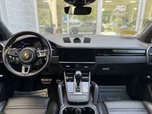 Used 2021 Porsche Cayenne Turbo S image 9