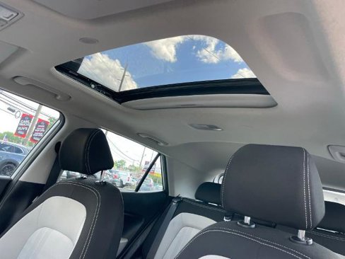 Used 2022 Hyundai Venue SEL image 21