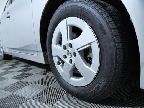 Used 2010 Toyota Prius Three image 2
