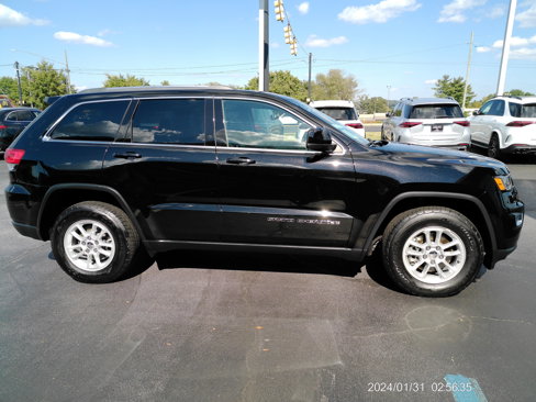 Used 2019 Jeep Grand Cherokee Laredo image 4