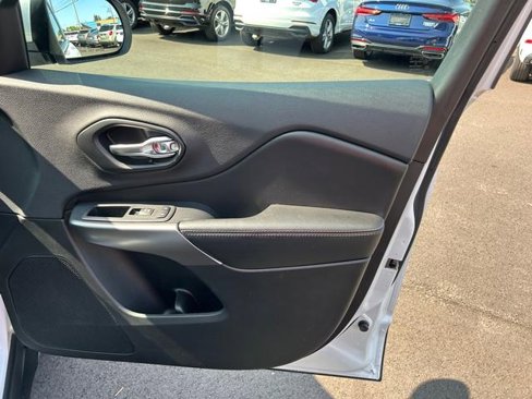 Used 2019 Jeep Cherokee Limited image 24