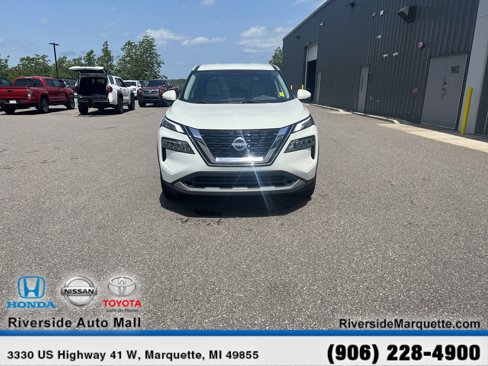Used 2022 Nissan Rogue SV image 2
