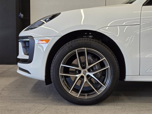 Certified 2025 Porsche Macan image 9