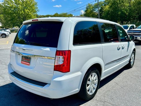 Used 2016 Chrysler Town & Country Touring image 8