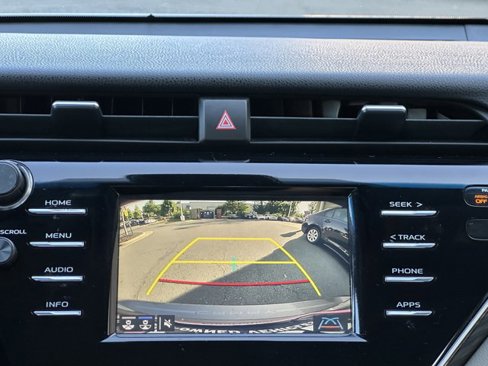 Used 2018 Toyota Camry XLE image 15