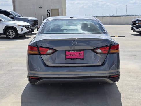 Used 2024 Nissan Altima 2.5 SV image 7