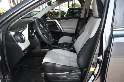 Used 2018 Toyota RAV4 LE image 7