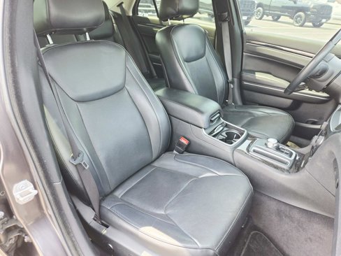 Used 2017 Chrysler 300 C image 17