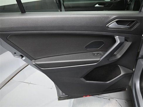 Used 2021 Volkswagen Tiguan SE image 27