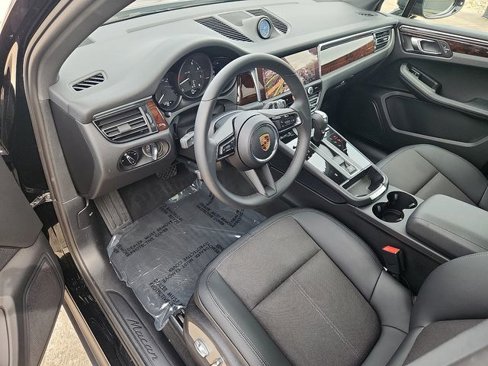 Used 2025 Porsche Macan image 4