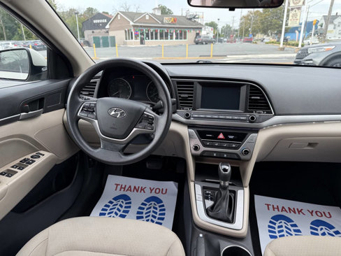 Used 2017 Hyundai Elantra SE image 11