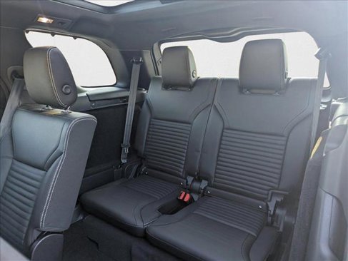 Certified 2024 Land Rover Discovery Dynamic SE image 18