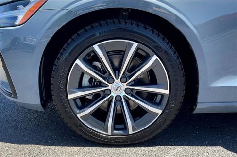 Used 2022 Volvo S60 B5 Momentum image 29