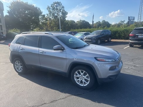 Used 2018 Jeep Cherokee Latitude Plus image 3