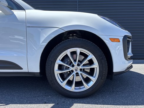 Used 2025 Porsche Macan image 9