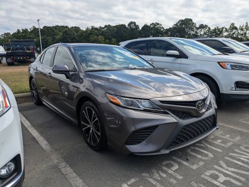 Used 2020 Toyota Camry SE image 3