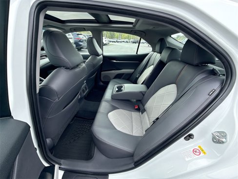 Used 2018 Toyota Camry XLE image 29