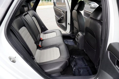 Used 2018 Volkswagen Passat 3.6 image 12