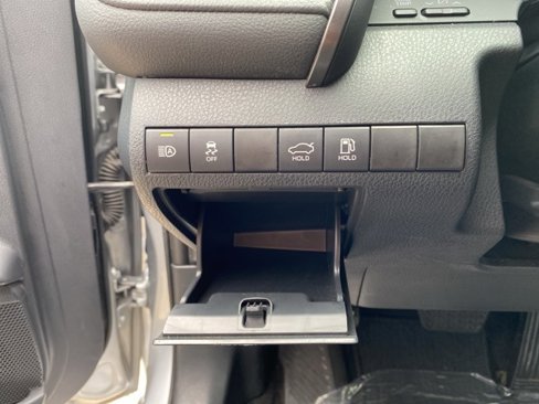 Used 2024 Toyota Camry SE image 11