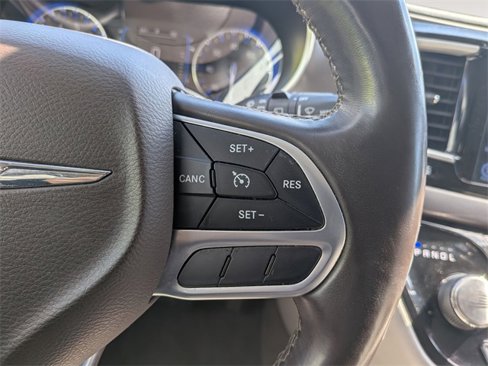 Used 2017 Chrysler Pacifica Touring-L image 14