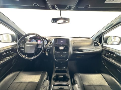 Used 2014 Chrysler Town & Country S image 26