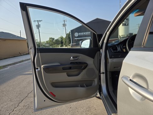 Used 2015 Kia Sedona LX image 4