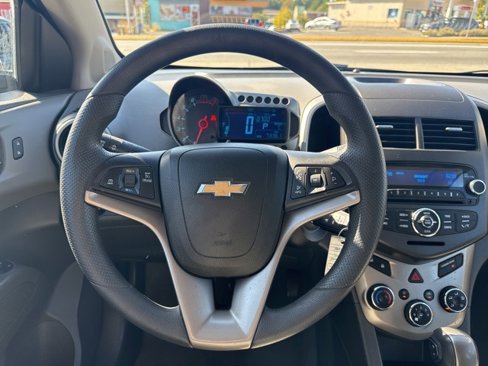 Used 2014 Chevrolet Sonic LT image 9