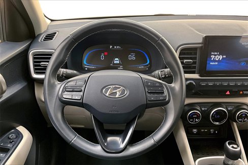 Used 2023 Hyundai Venue Limited image 5