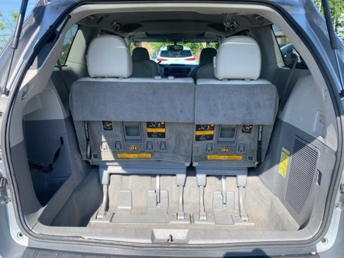 Used 2011 Toyota Sienna XLE image 21