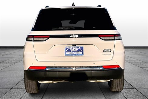 Used 2024 Jeep Grand Cherokee Laredo w/ Trailer Tow Package image 4