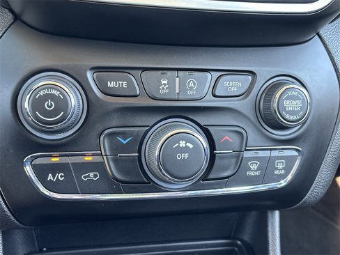 Used 2019 Jeep Cherokee Latitude w/ Popular Appearance Group image 16