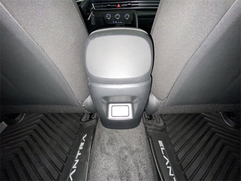 Used 2025 Hyundai Elantra SE image 27