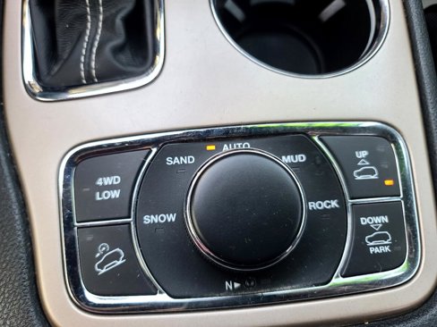 Used 2017 Jeep Grand Cherokee Overland w/ Jeep Active Safety Group image 22