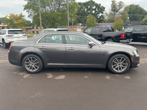 Used 2017 Chrysler 300 C image 5