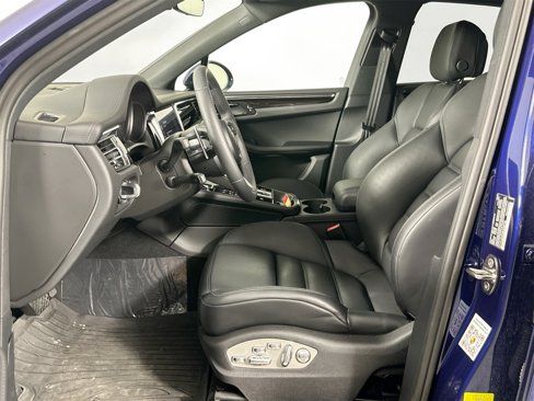 Certified 2025 Porsche Macan image 5