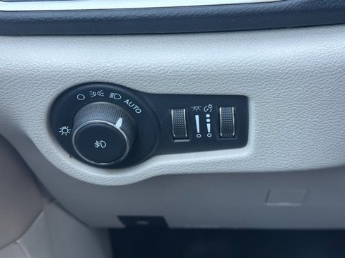 Used 2022 Chrysler Pacifica Touring-L image 34
