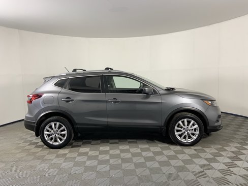Used 2020 Nissan Rogue Sport SV image 2
