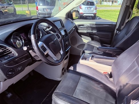 Used 2015 Chrysler Town & Country Touring image 16