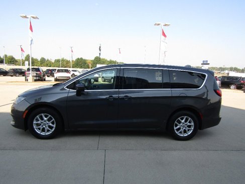 Used 2017 Chrysler Pacifica Touring image 8