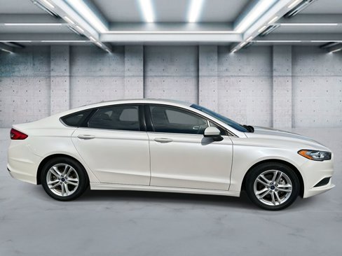 Used 2018 Ford Fusion SE w/ Fusion SE Technology Package image 3
