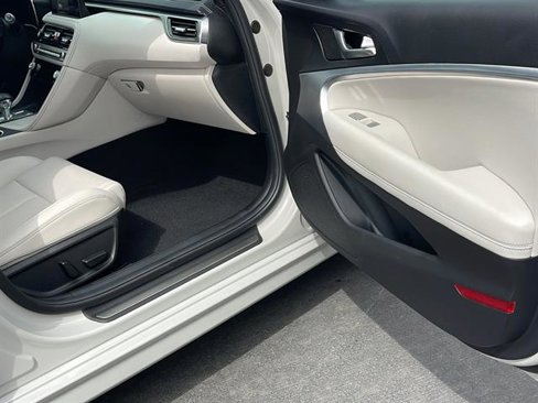 Used 2025 Genesis G70 2.5T image 32