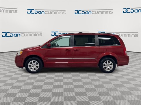 Used 2010 Chrysler Town & Country Touring image 5