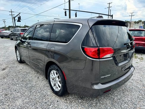 Used 2017 Chrysler Pacifica Touring image 6