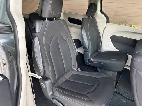 Used 2020 Chrysler Voyager LX image 16