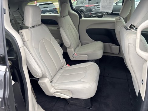 Used 2017 Chrysler Pacifica Touring image 31